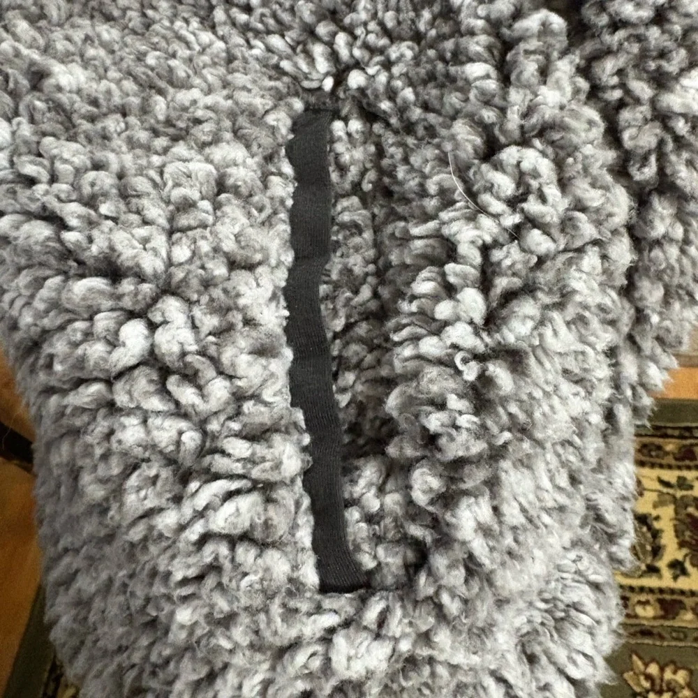 NATURAL REFLECTIONS SIZE X-LARGE GRAY & WHITE FAUX SHERPA SHRUG - Picture 2 of 6